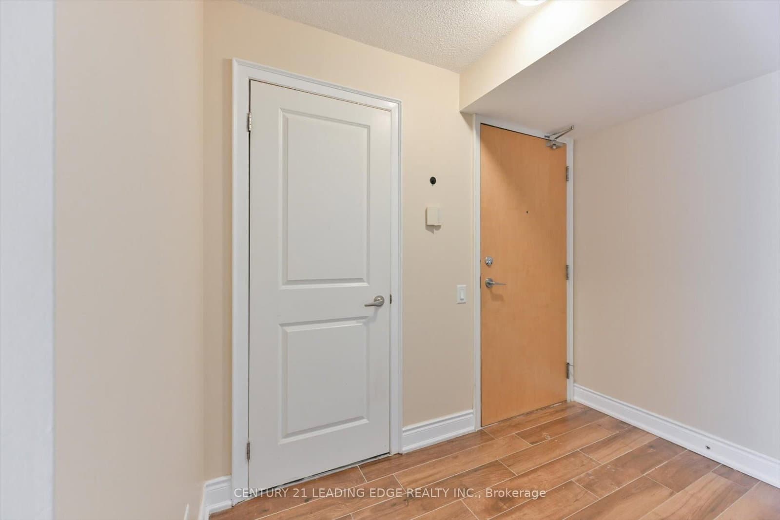 1040 The Queensway, Unit 710 thumbnail 3