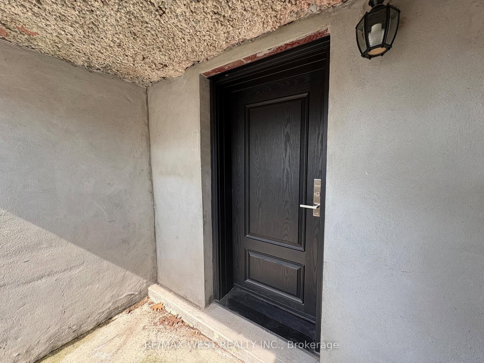 32 Harrow Drive, Unit Lower Level thumbnail 2