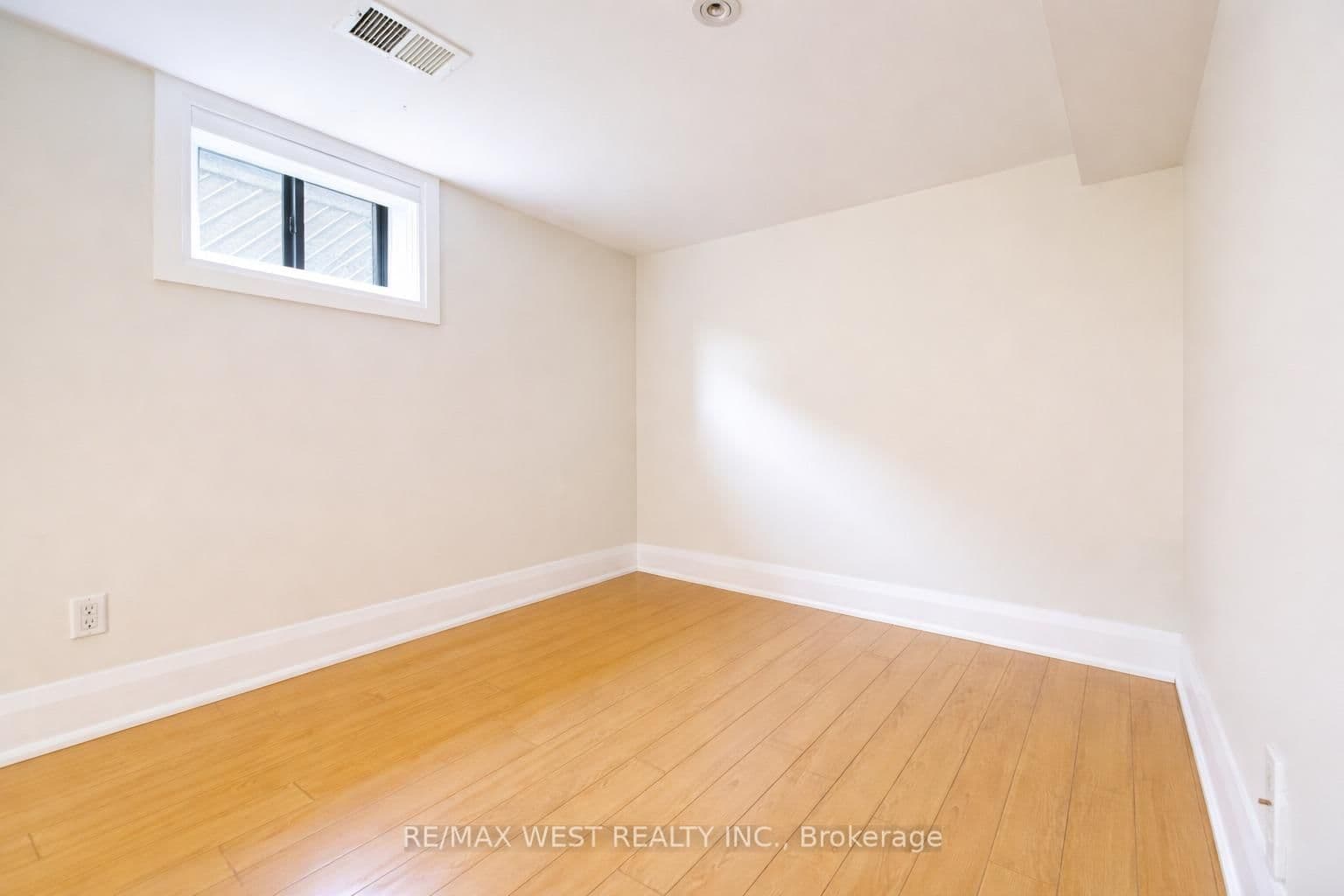 32 Harrow Drive, Unit Lower Level thumbnail 5
