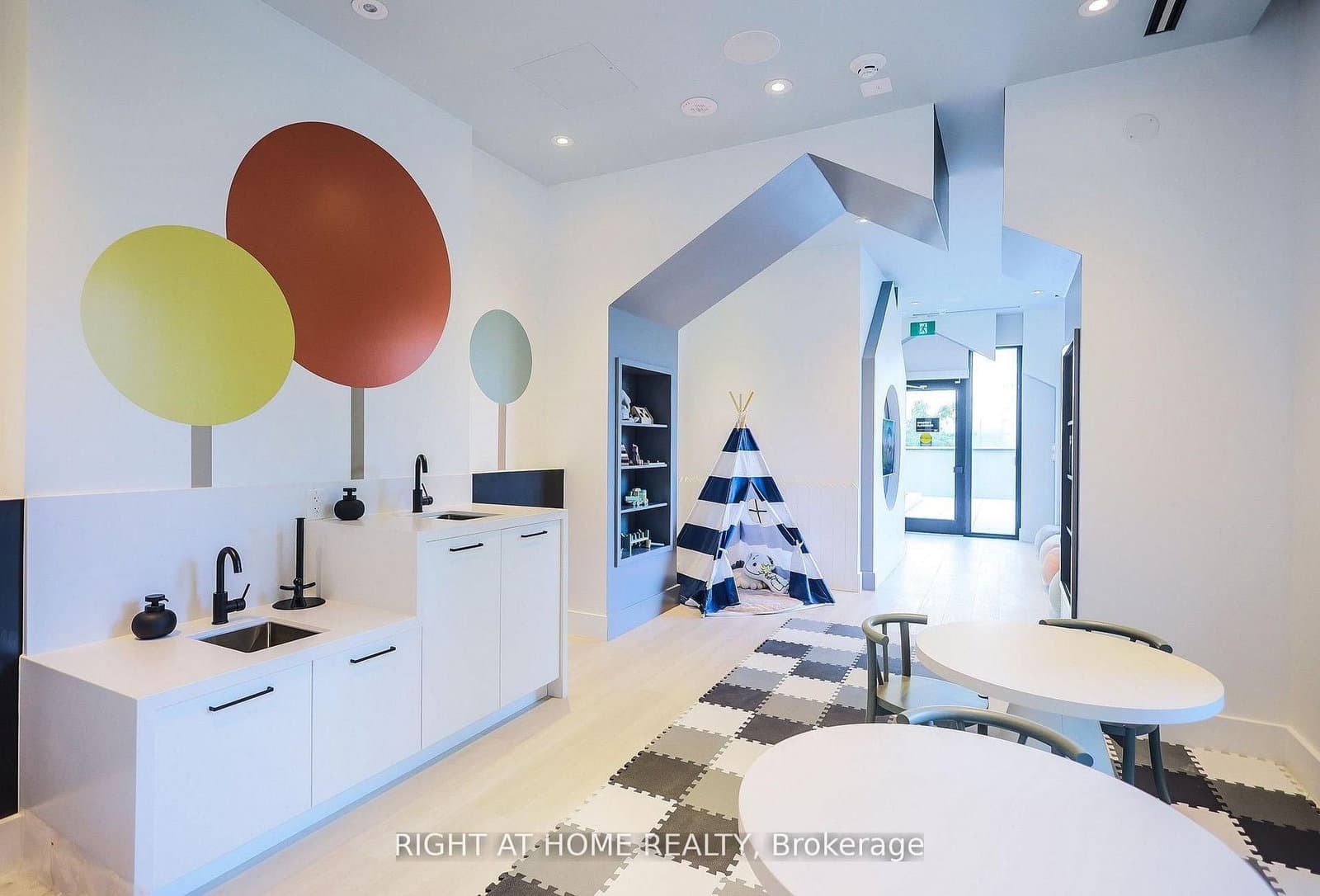 285 Dufferin Street, Unit 1608 thumbnail 29
