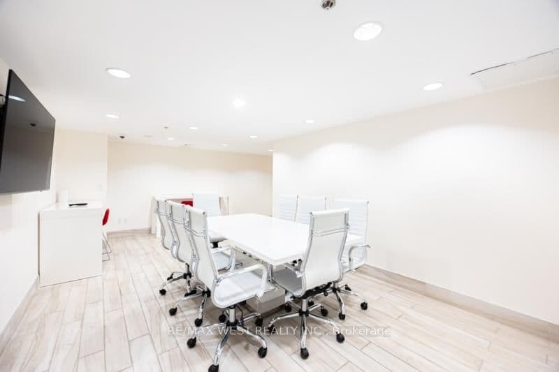 812 Lansdowne Avenue, Unit 704 thumbnail 14