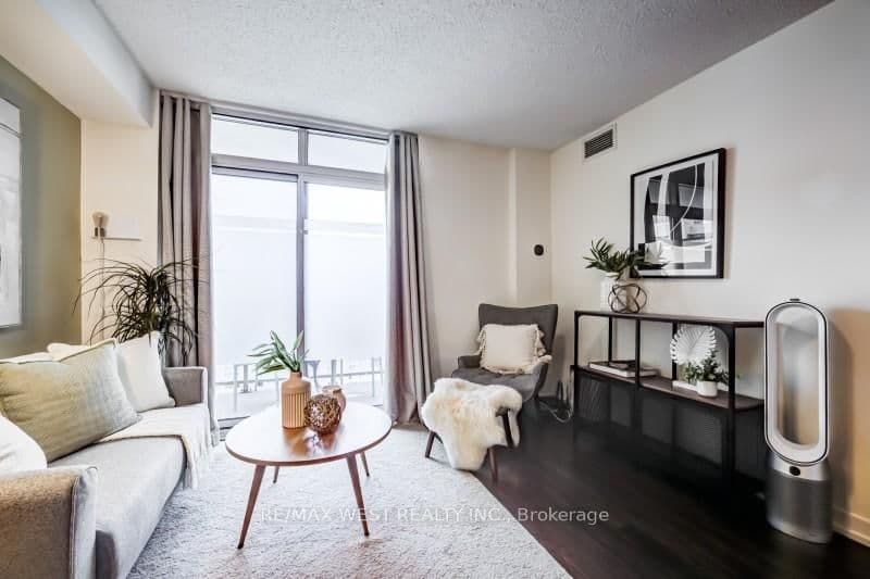 812 Lansdowne Avenue, Unit 704 thumbnail 2