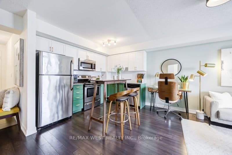 812 Lansdowne Avenue, Unit 704 thumbnail 4