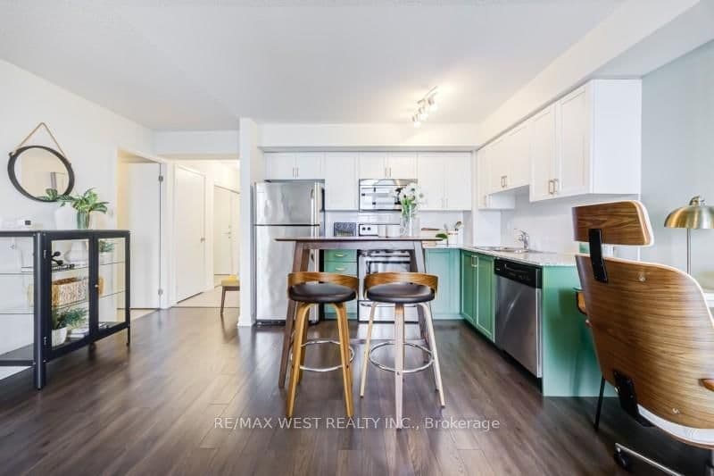 812 Lansdowne Avenue, Unit 704 thumbnail 5