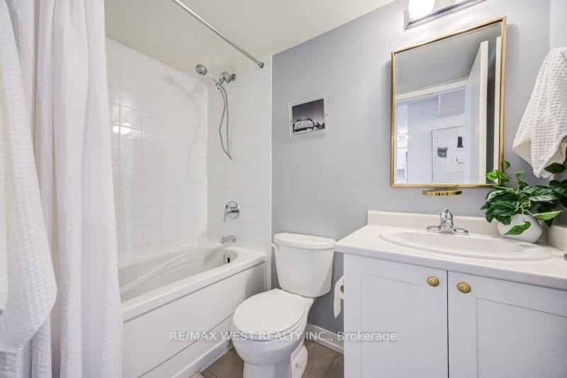 812 Lansdowne Avenue, Unit 704 thumbnail 7