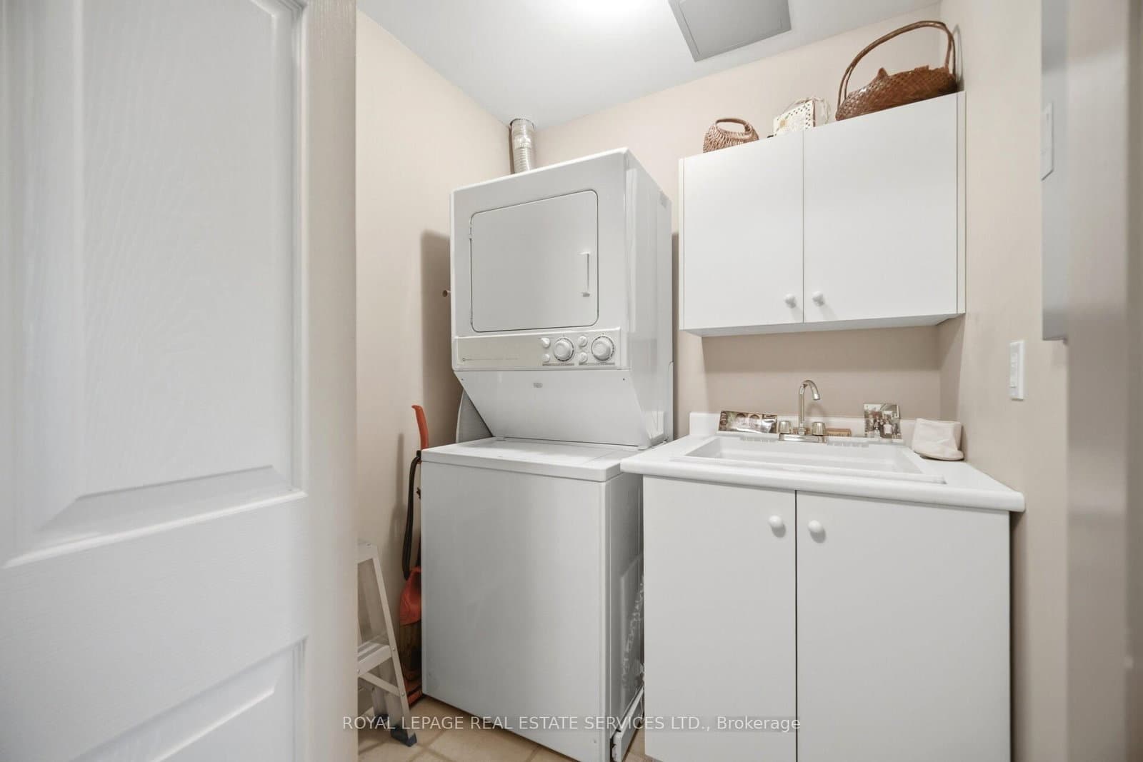30 Anglesey Boulevard, Unit PH403 thumbnail 32