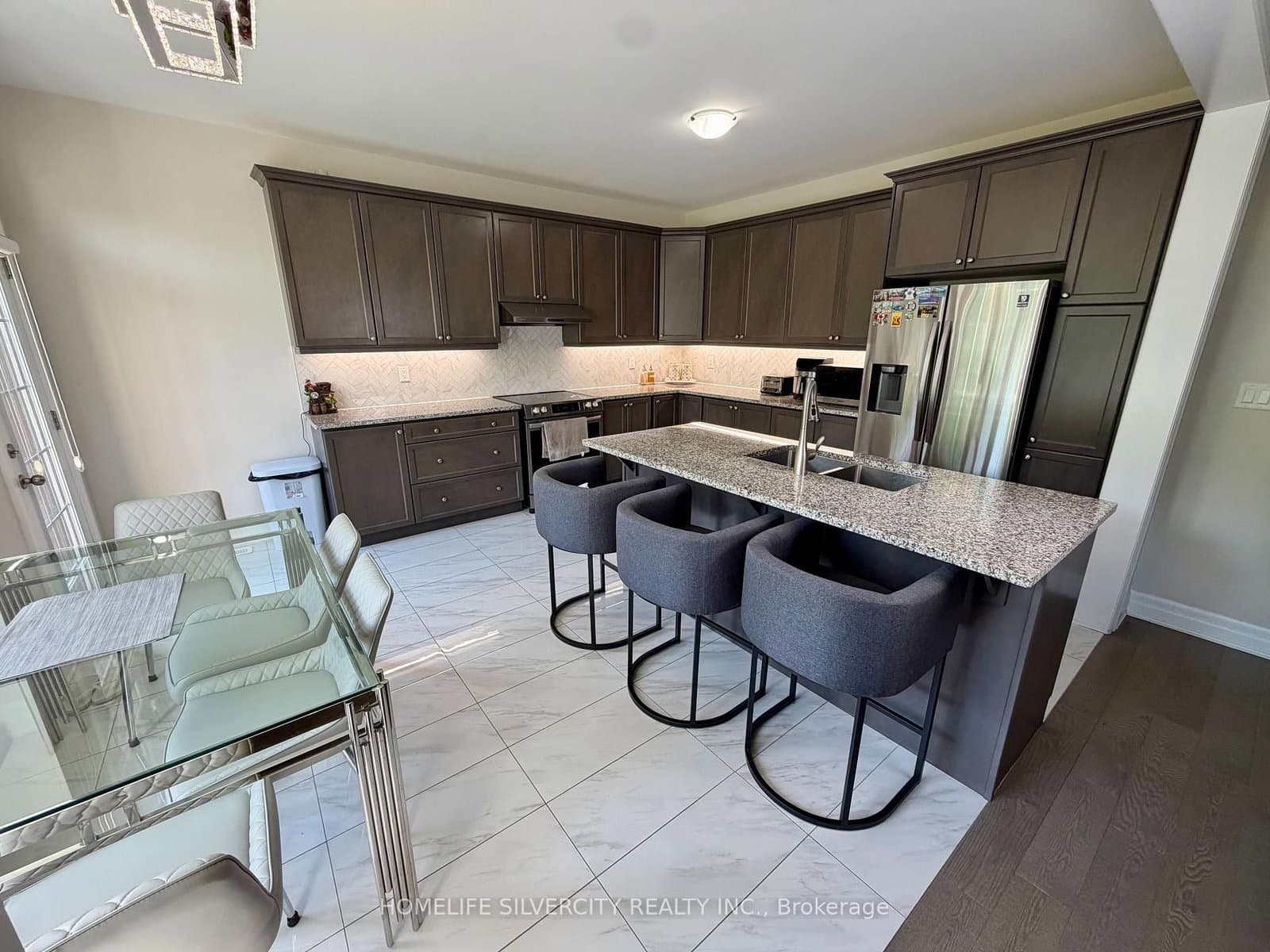 588 Queen Mary Drive thumbnail 11