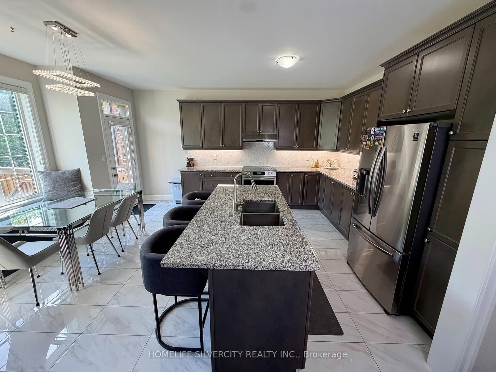 588 Queen Mary Drive thumbnail 14