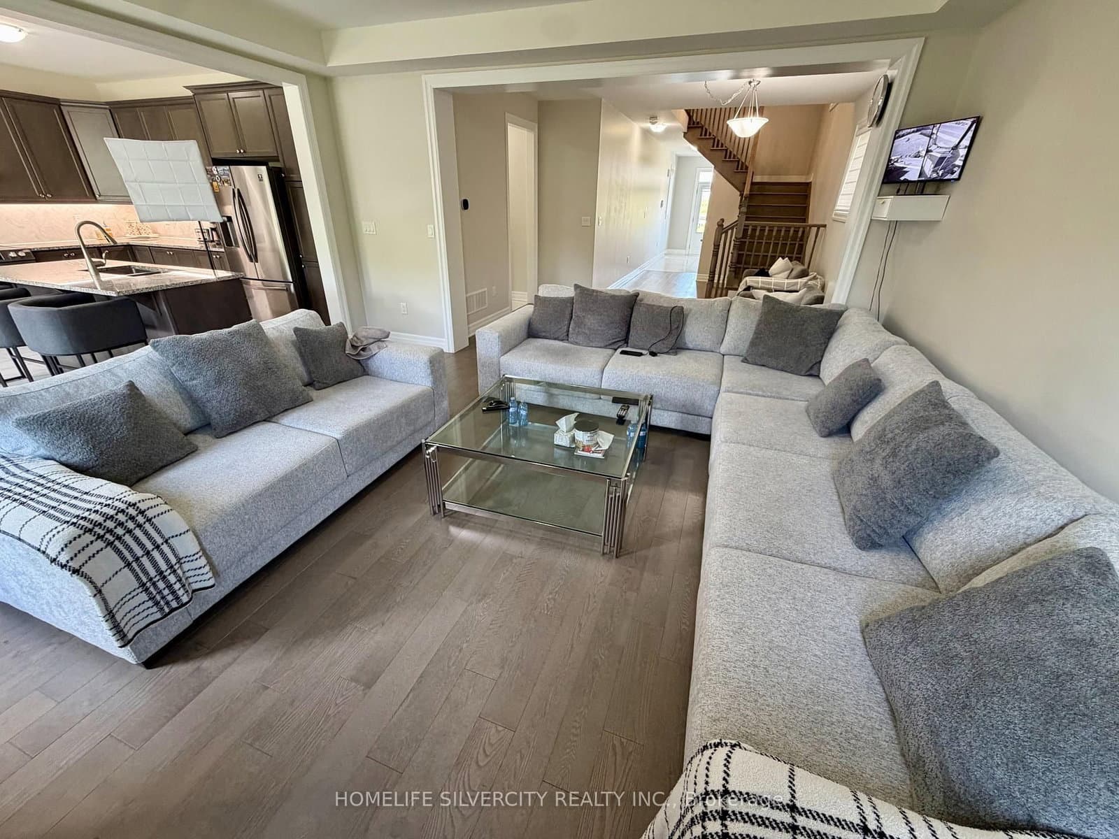 588 Queen Mary Drive thumbnail 15