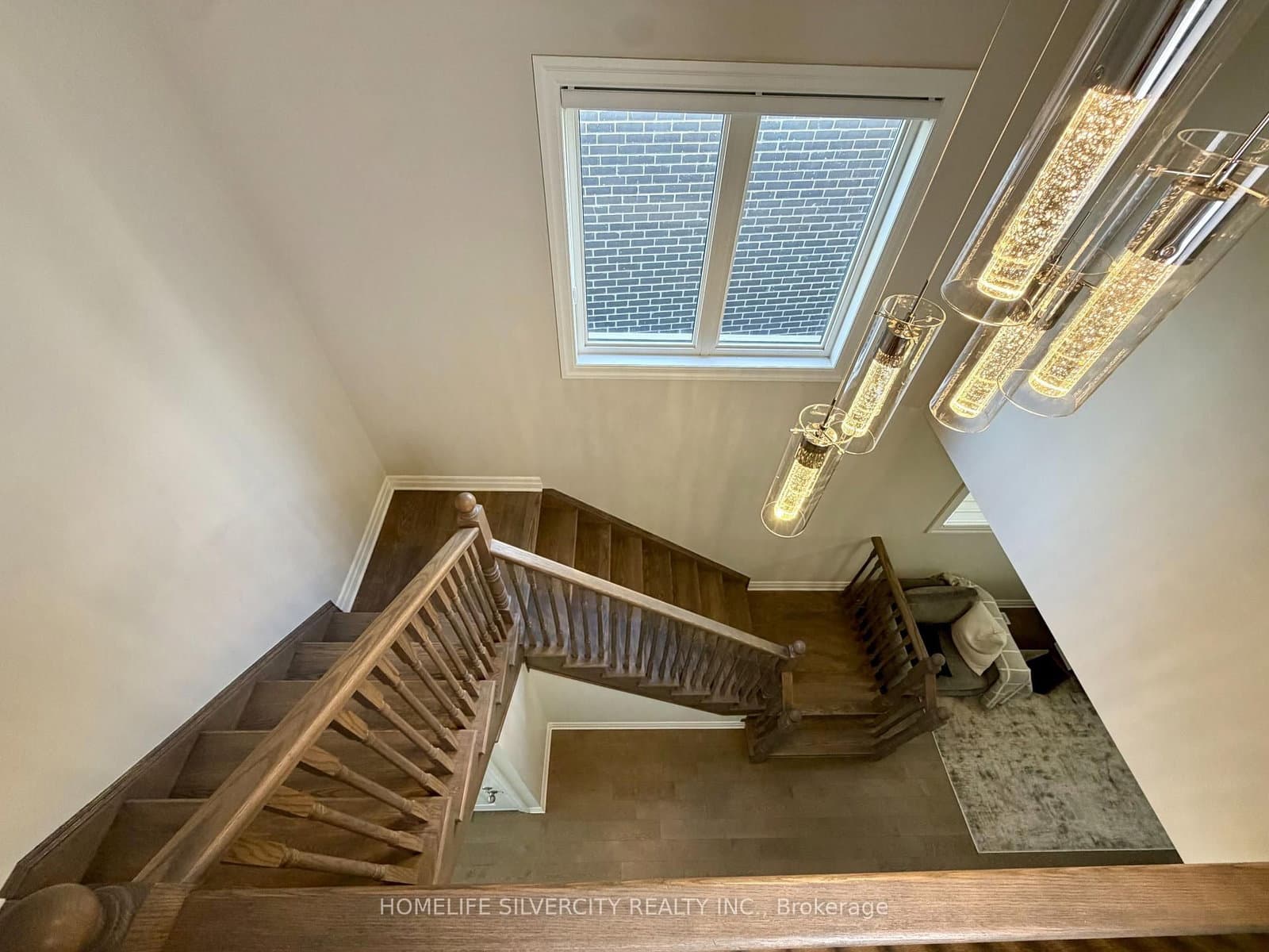 588 Queen Mary Drive thumbnail 20