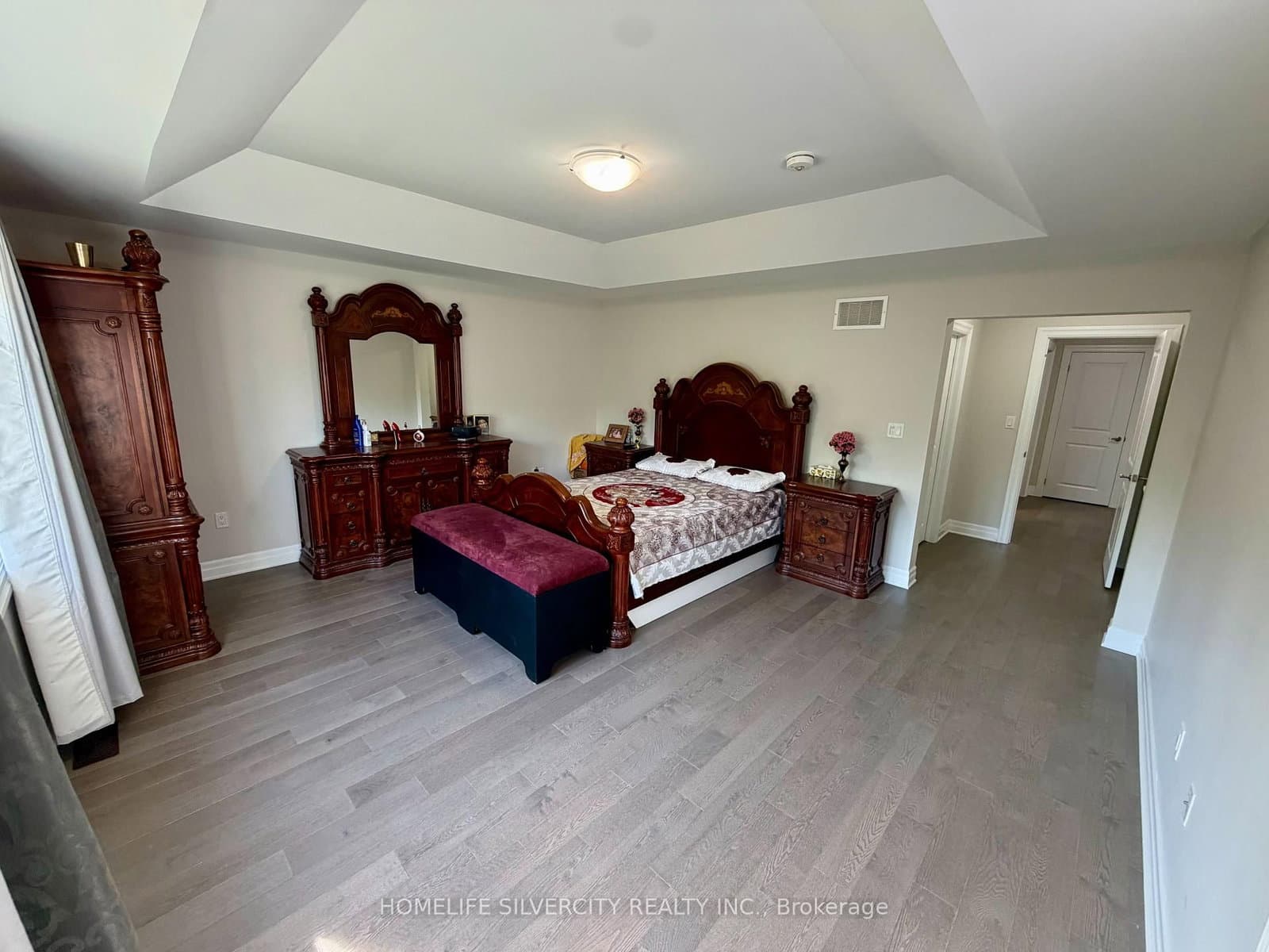 588 Queen Mary Drive thumbnail 22