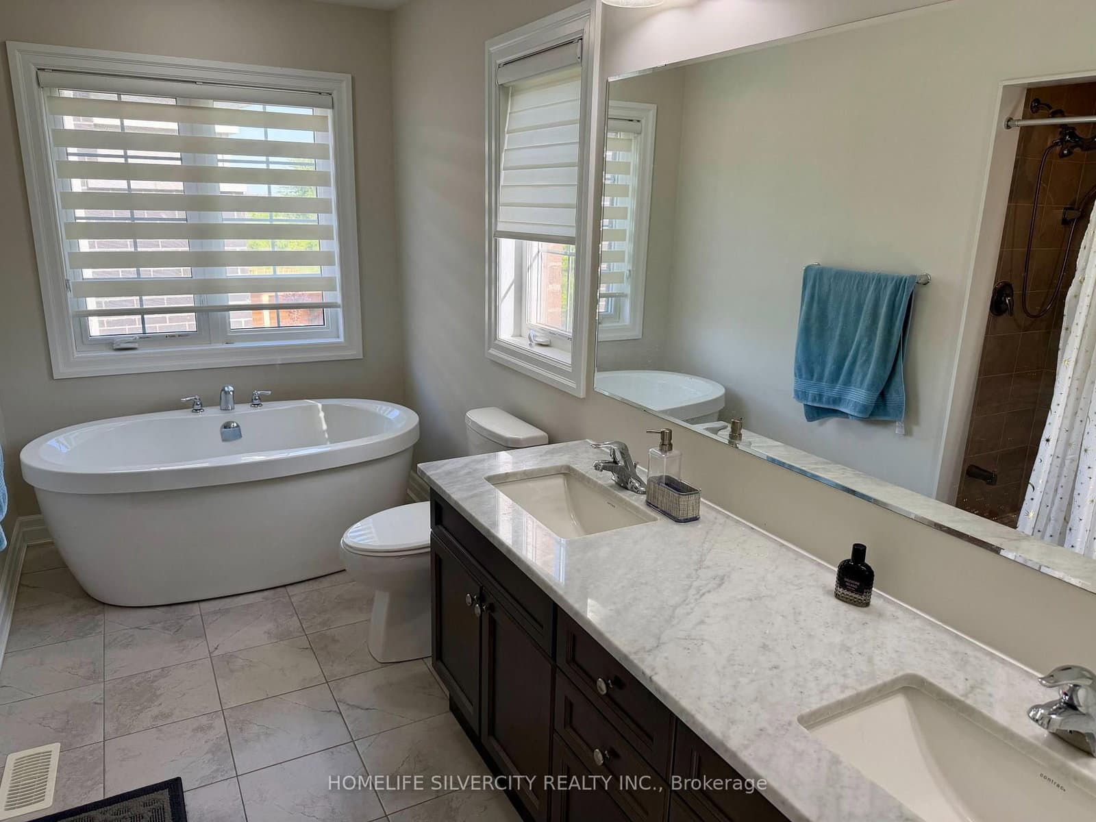 588 Queen Mary Drive thumbnail 26