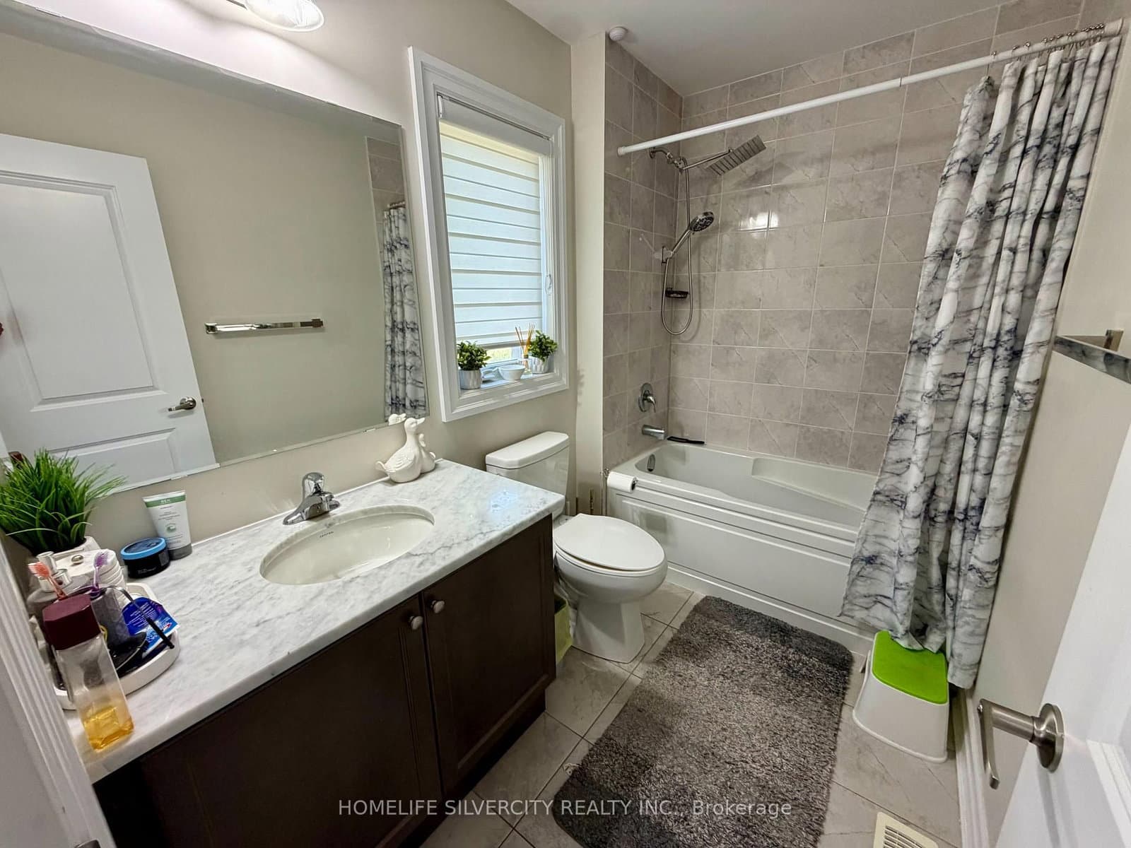 588 Queen Mary Drive thumbnail 29