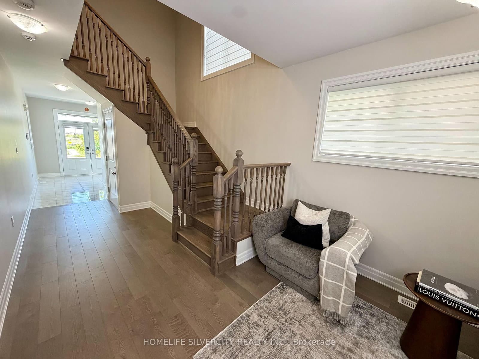 588 Queen Mary Drive thumbnail 8