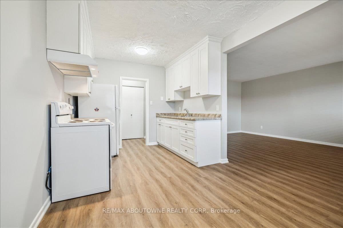 2350 Queensway Drive, Unit 3 thumbnail 12