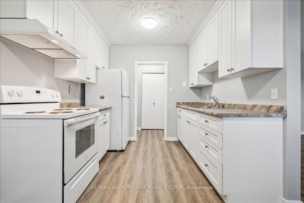 2350 Queensway Drive, Unit 3 thumbnail 13