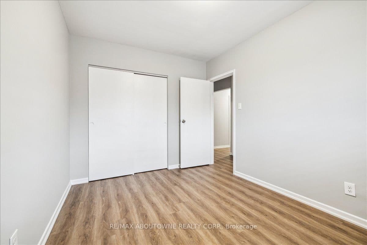 2350 Queensway Drive, Unit 3 thumbnail 21
