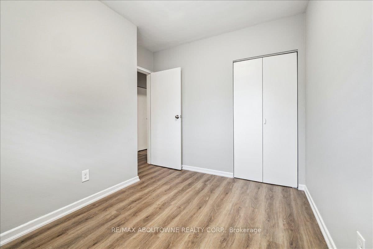 2350 Queensway Drive, Unit 3 thumbnail 24