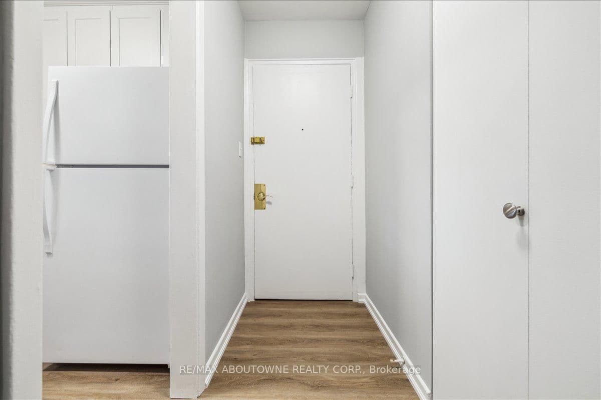 2350 Queensway Drive, Unit 3 thumbnail 4