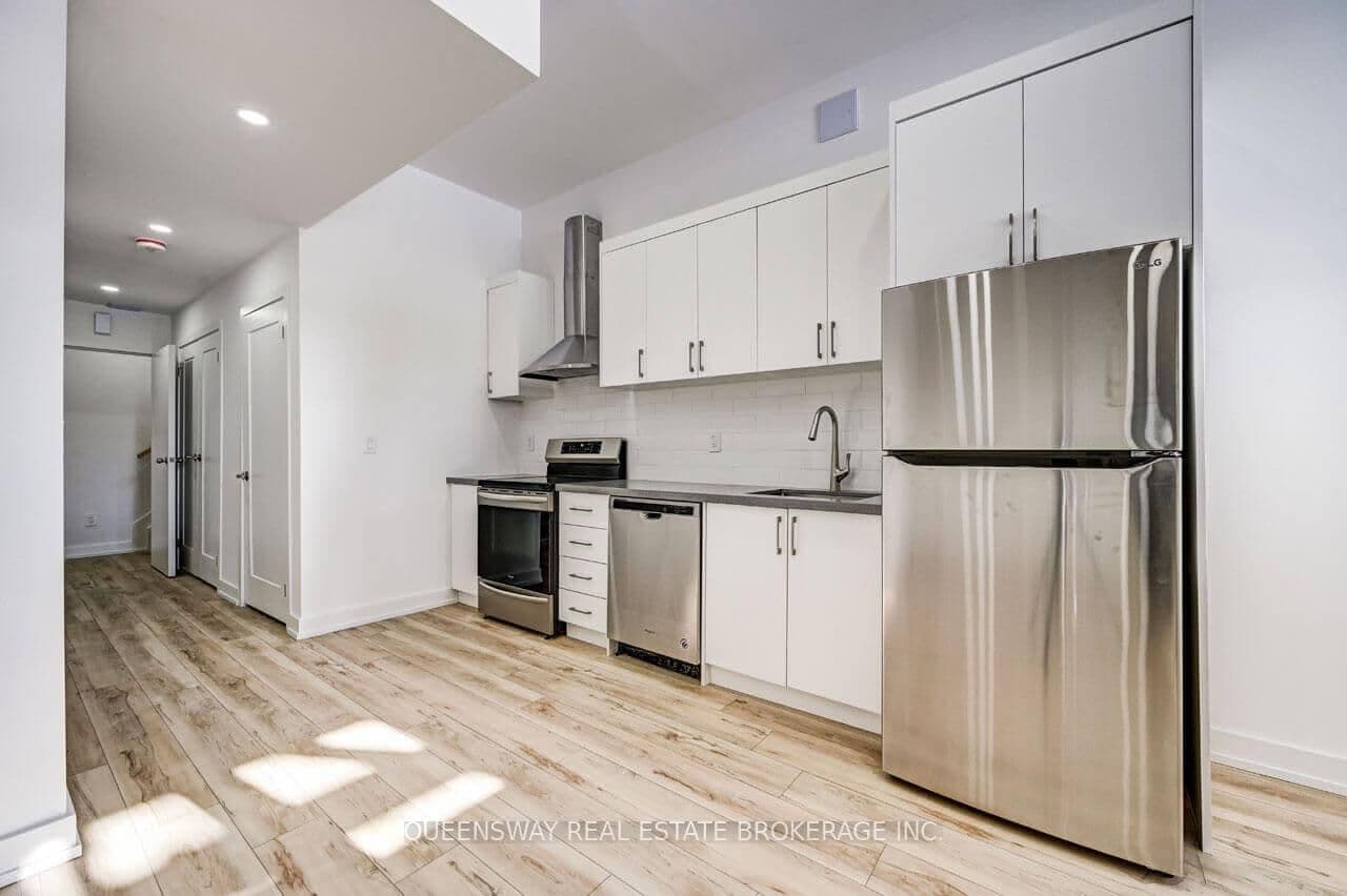 93 Lake Crescent, Unit Lower thumbnail 2