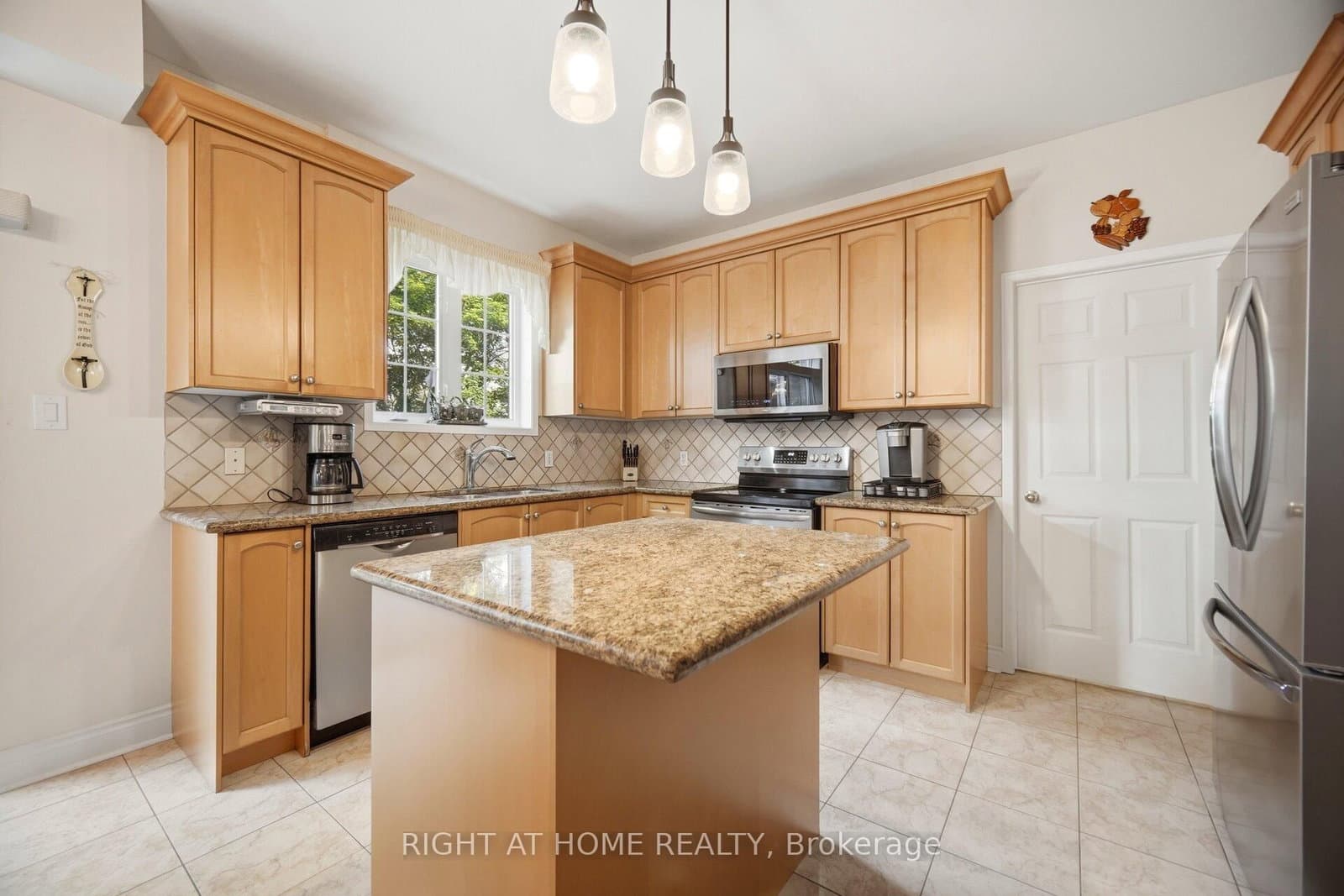 1021 Hemstreet Crescent thumbnail 18