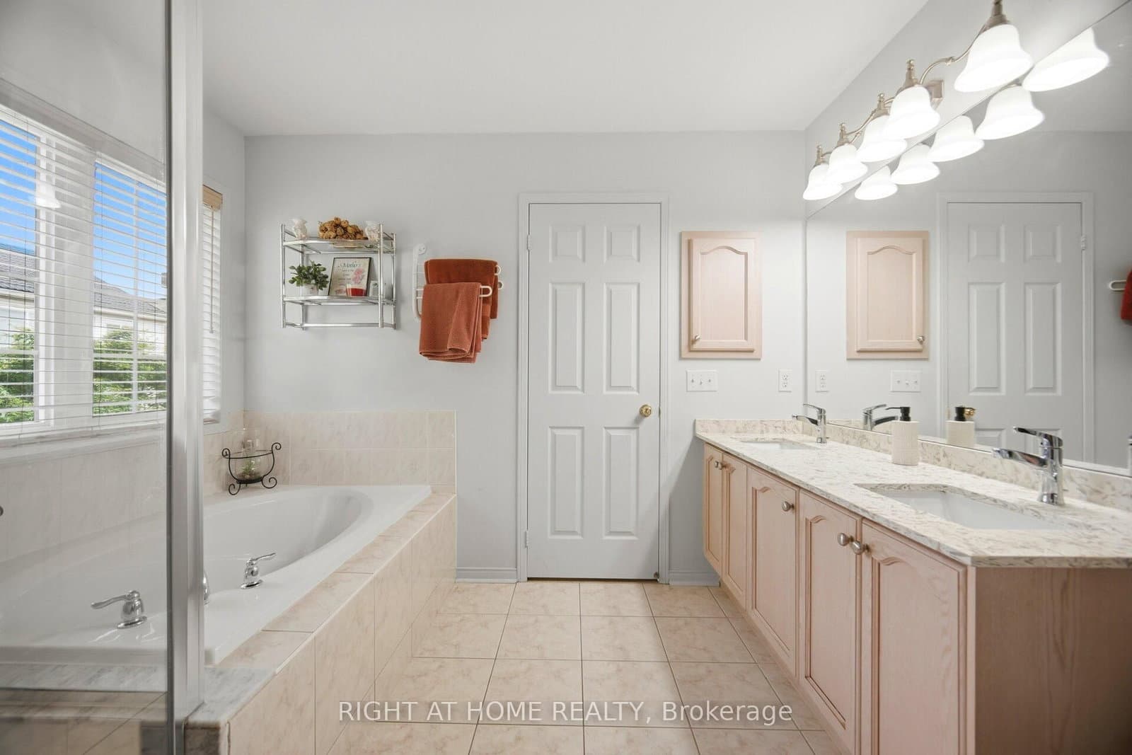 1021 Hemstreet Crescent thumbnail 29