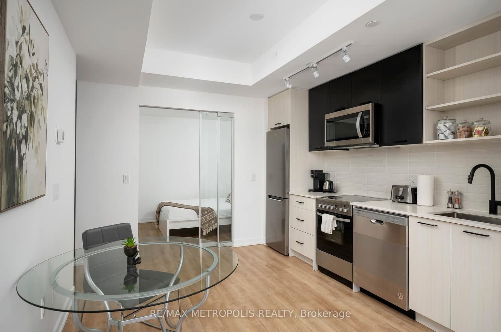 2300 St Clair Avenue W, Unit 407 thumbnail 8