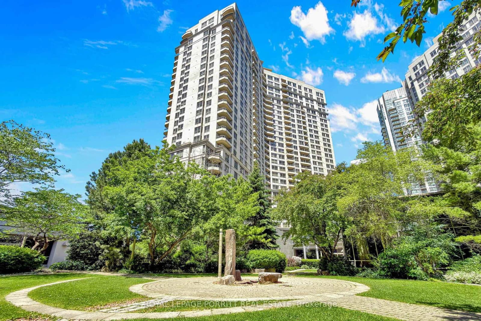 #927 - 3888 Duke Of York Boulevard