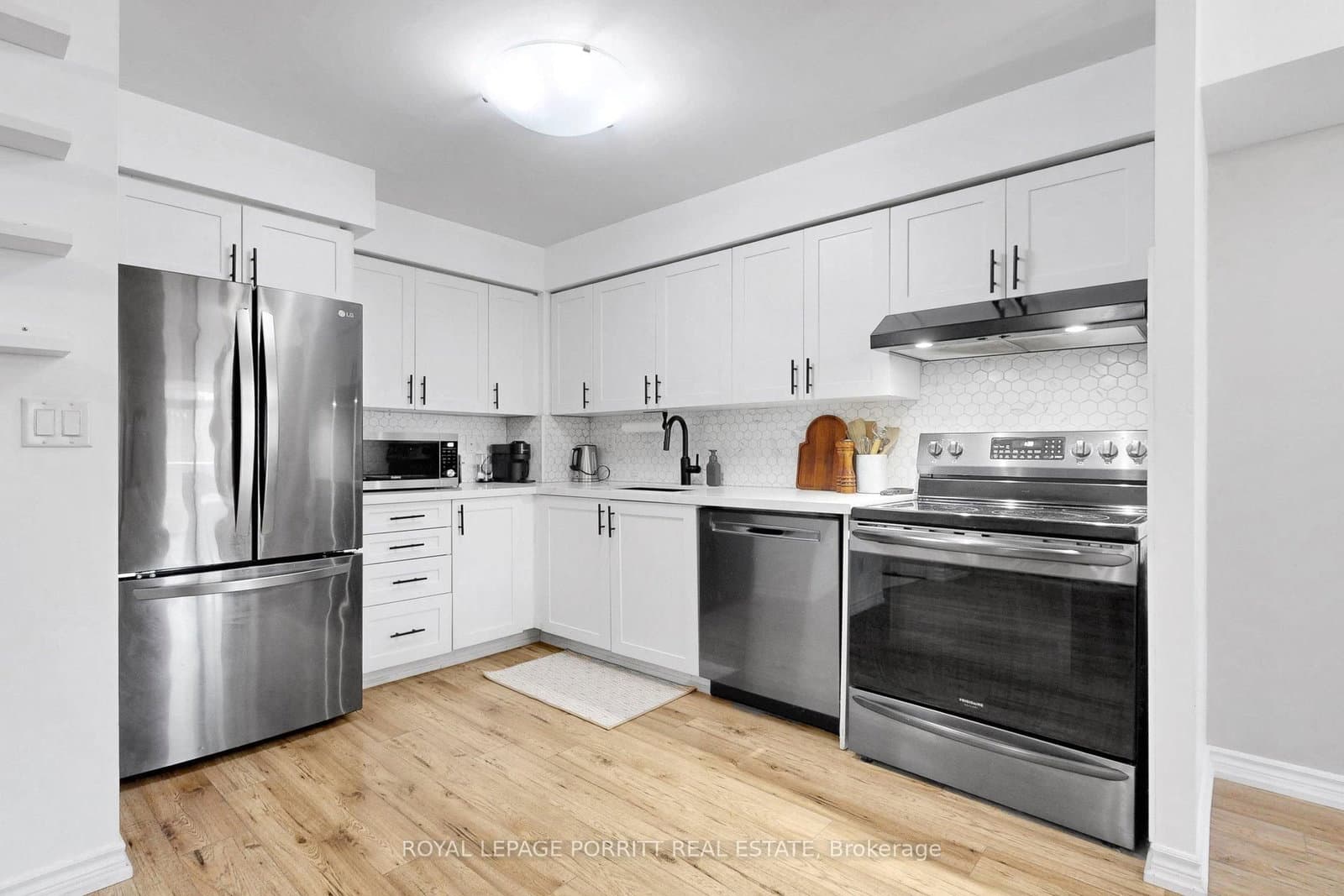 3888 Duke Of York Boulevard, Unit 927 thumbnail 2