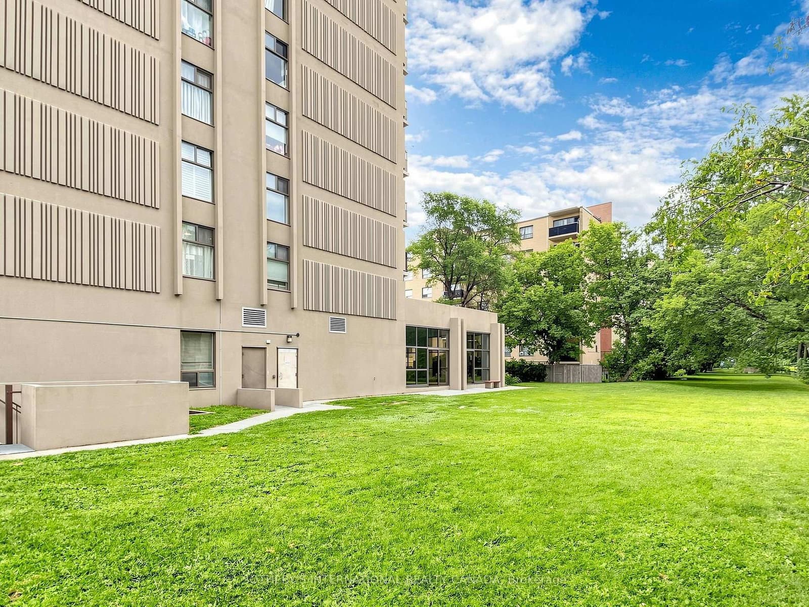 135 Marlee Avenue, Unit 403 thumbnail 31
