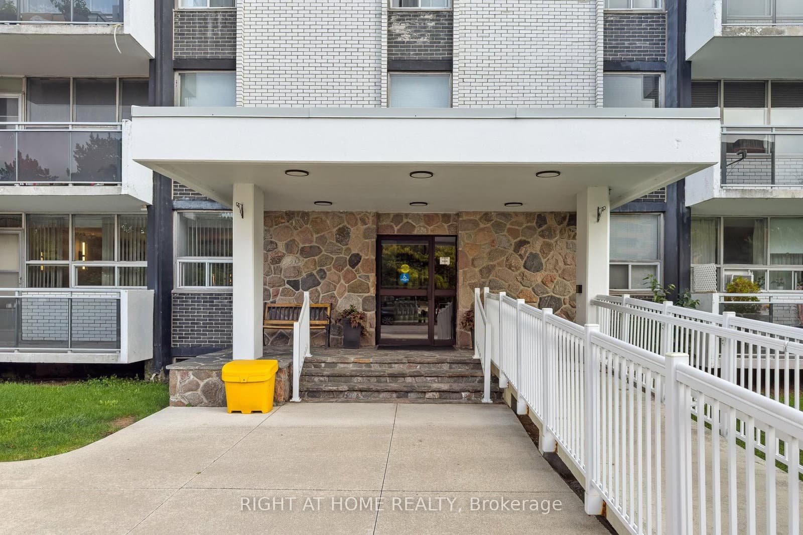 151 LaRose Avenue E, Unit 907 thumbnail 2