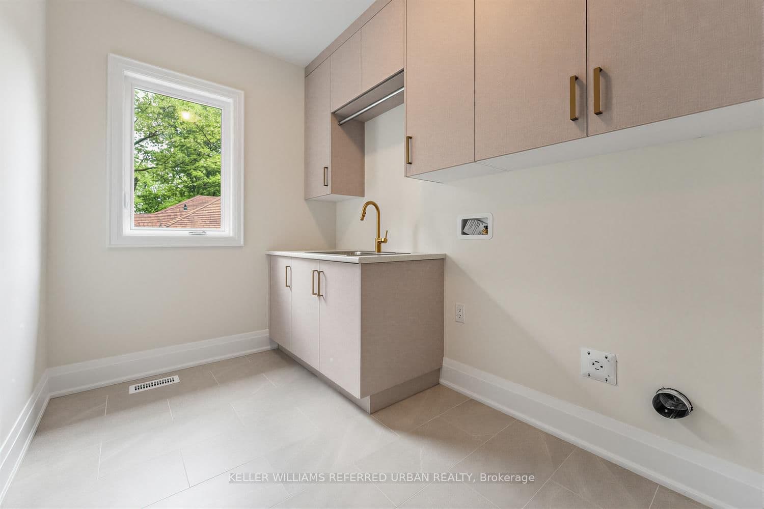 1429 Dundas Crescent thumbnail 35