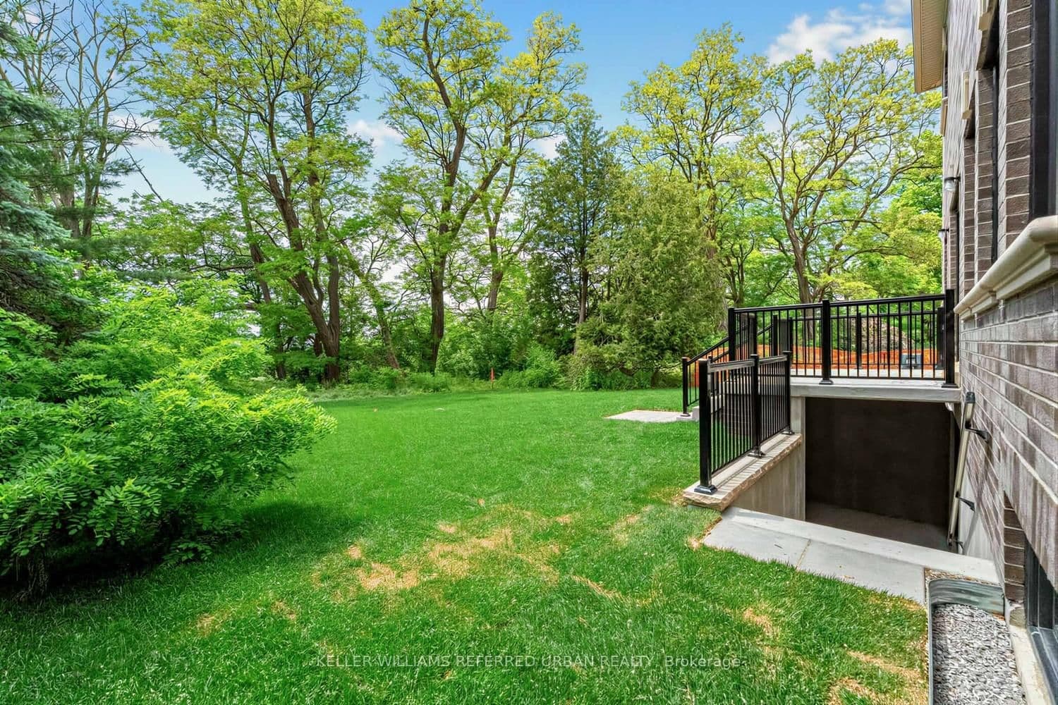 1429 Dundas Crescent thumbnail 39