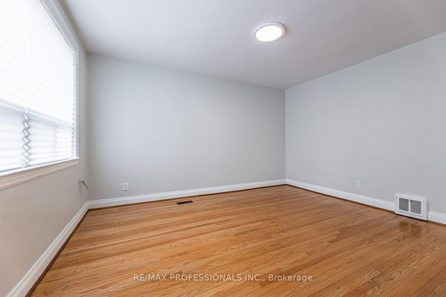 11 Stock Avenue thumbnail 9