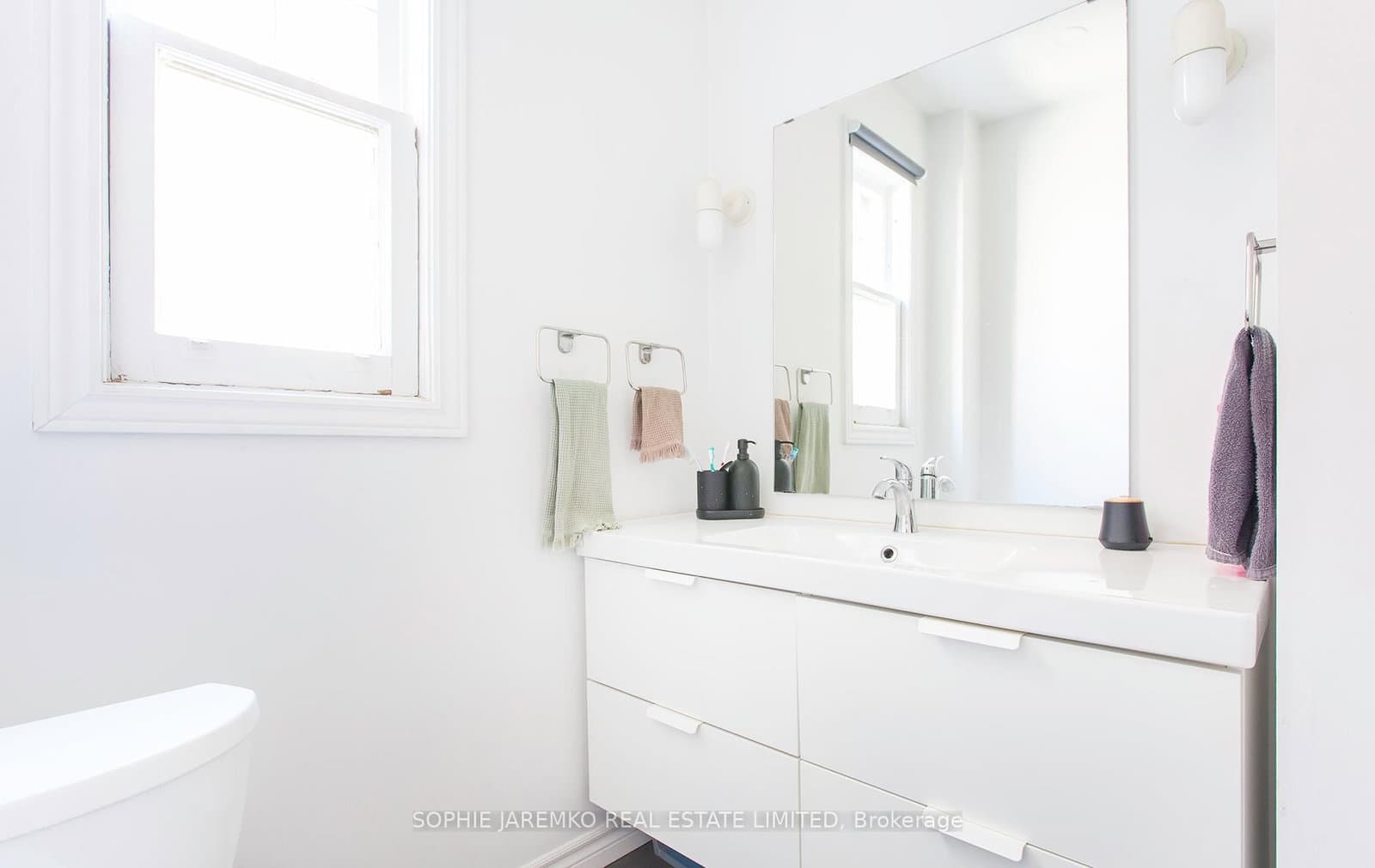 2102A Dundas Street W thumbnail 10