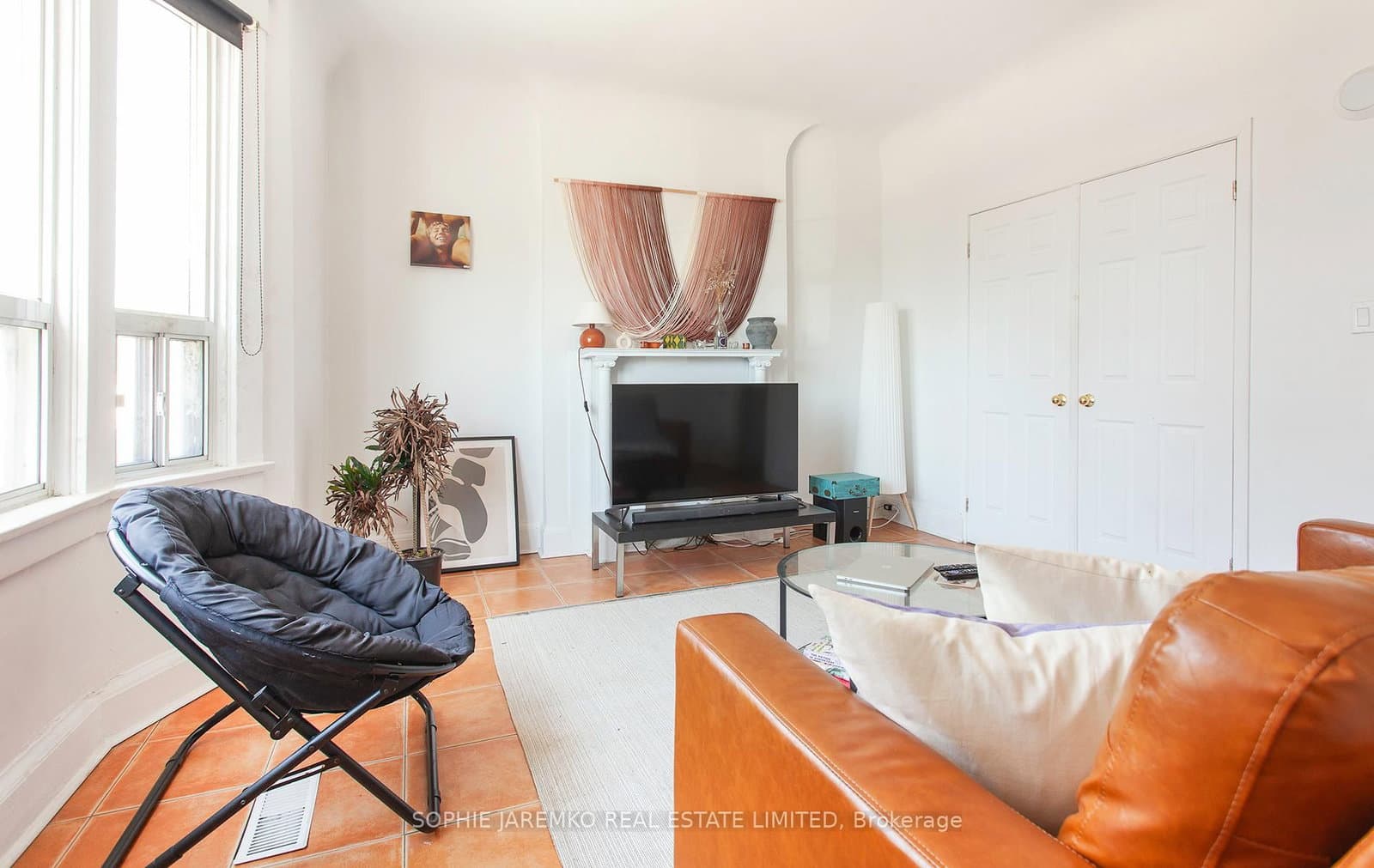 2102A Dundas Street W thumbnail 2