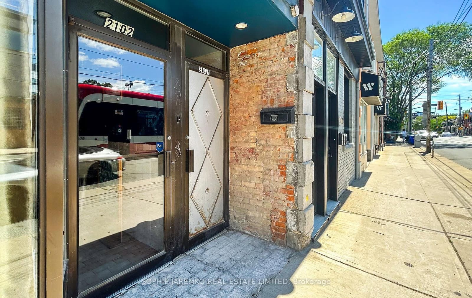 2102A Dundas Street W thumbnail 20