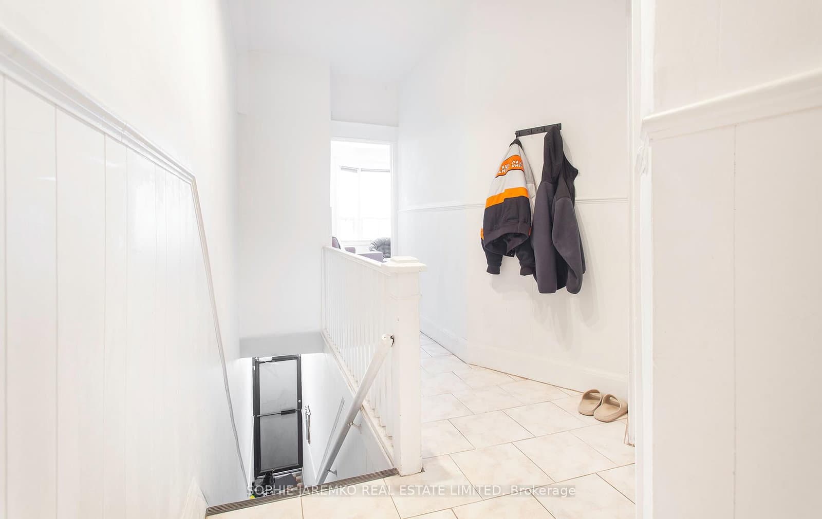 2102A Dundas Street W thumbnail 6