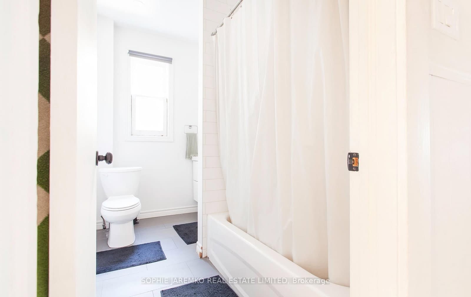 2102A Dundas Street W thumbnail 9