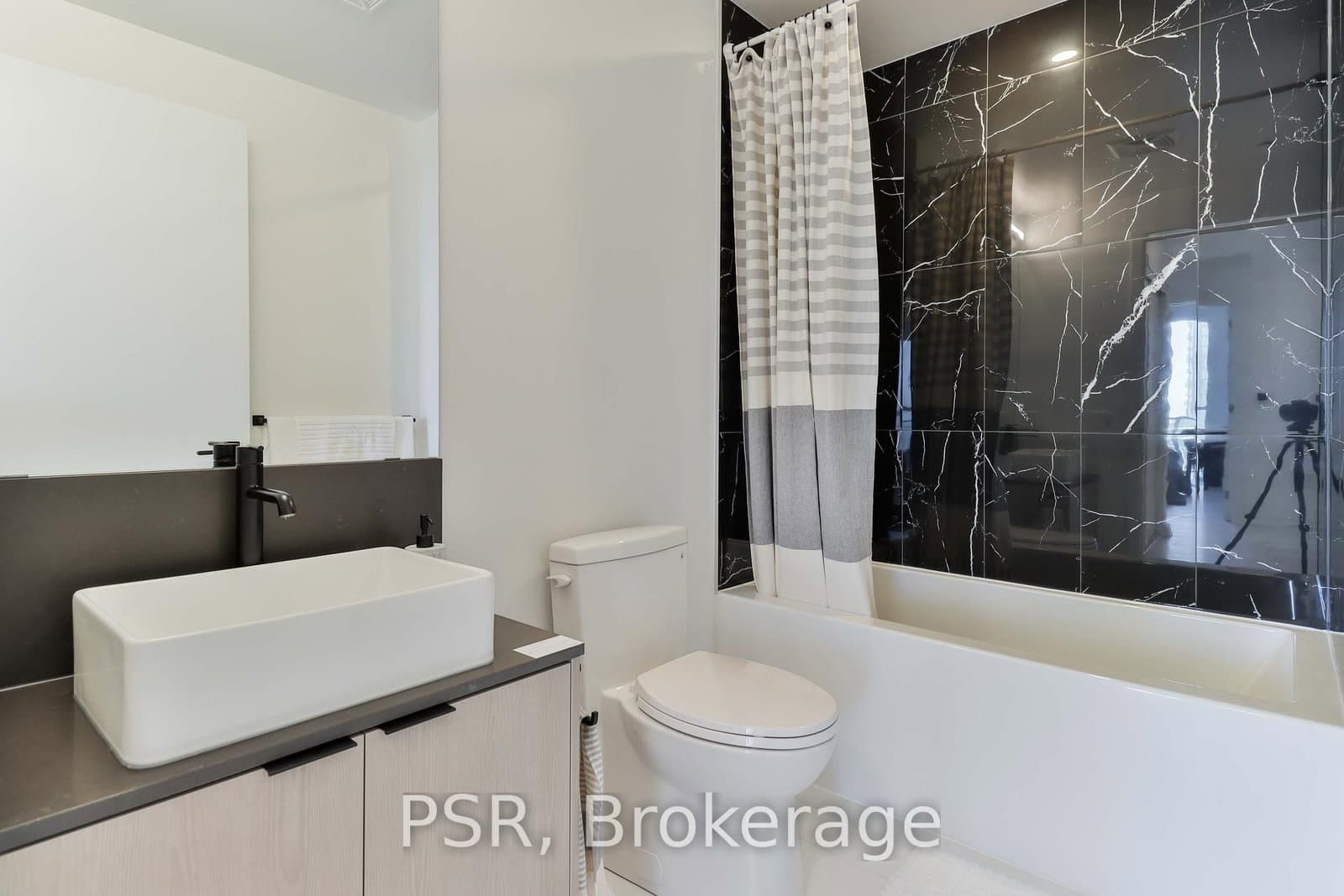 1285 Dupont Street, Unit 1510 thumbnail 6