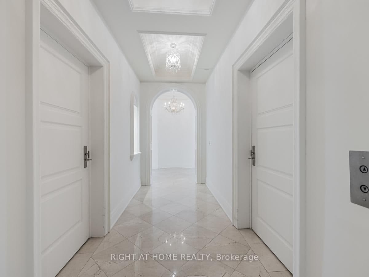 2095 Lake Shore Boulevard W, Unit LPH19 thumbnail 4