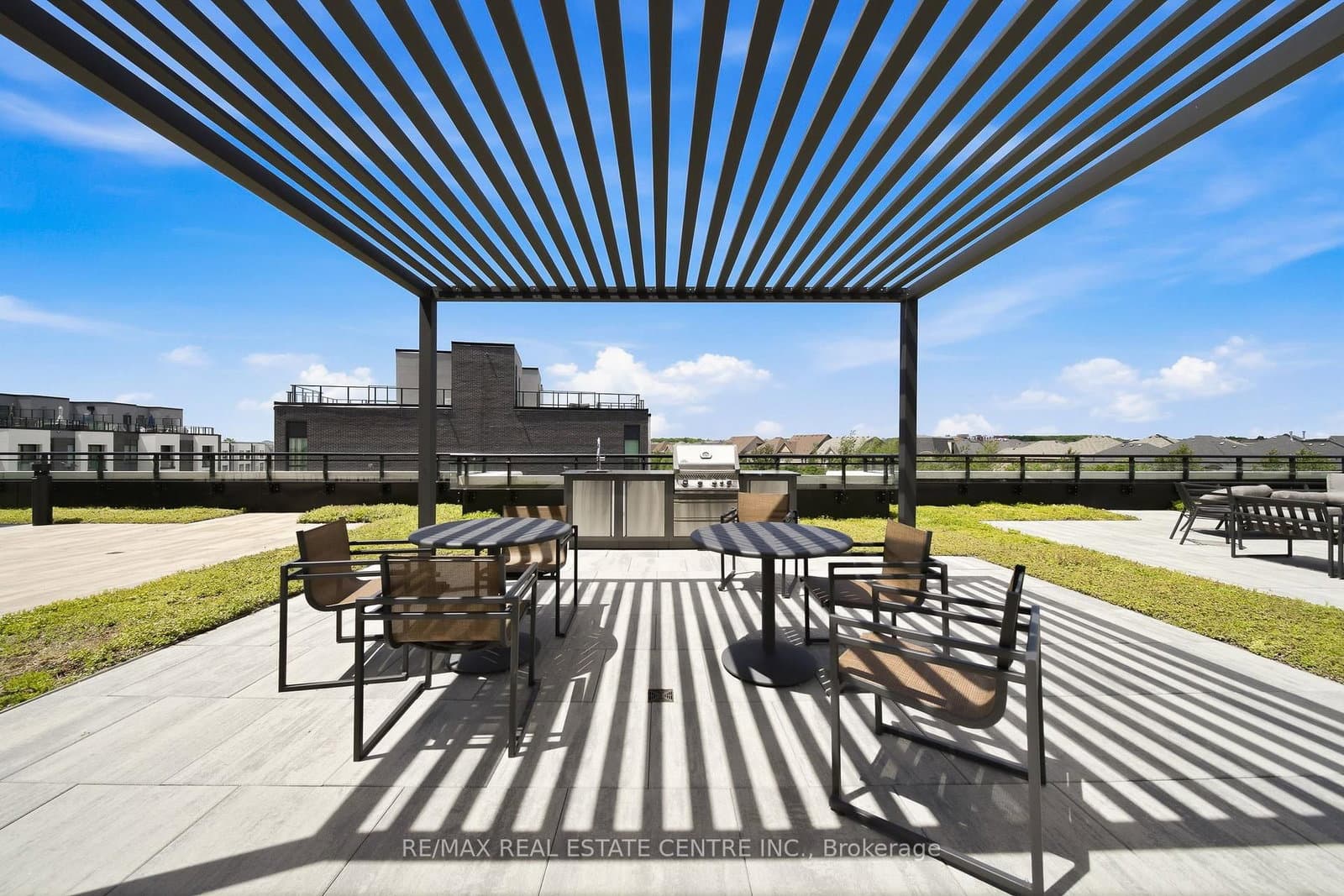 395 Dundas Street W, Unit 221 thumbnail 17