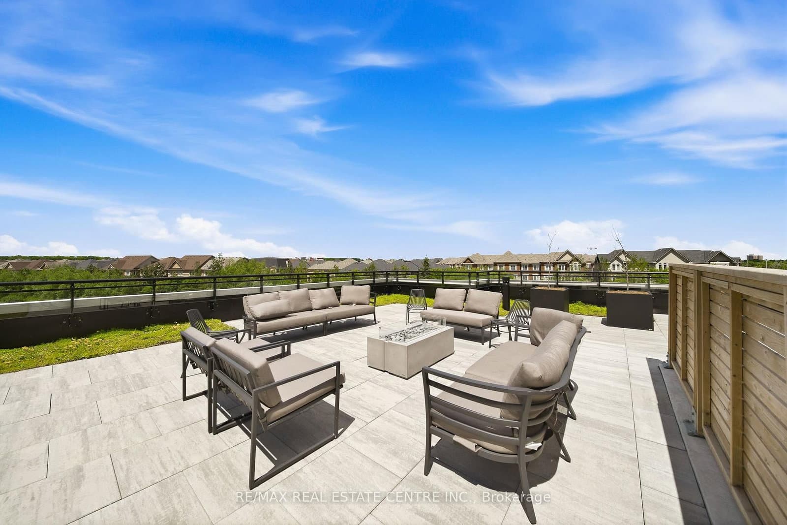 395 Dundas Street W, Unit 221 thumbnail 18