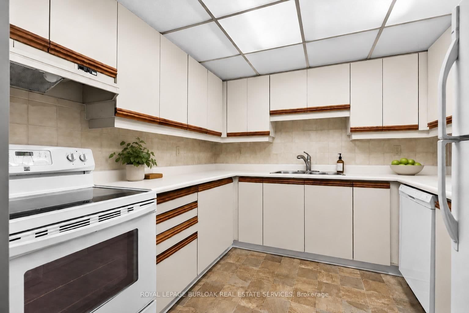 1225 North Shore Boulevard E, Unit 710 thumbnail 12