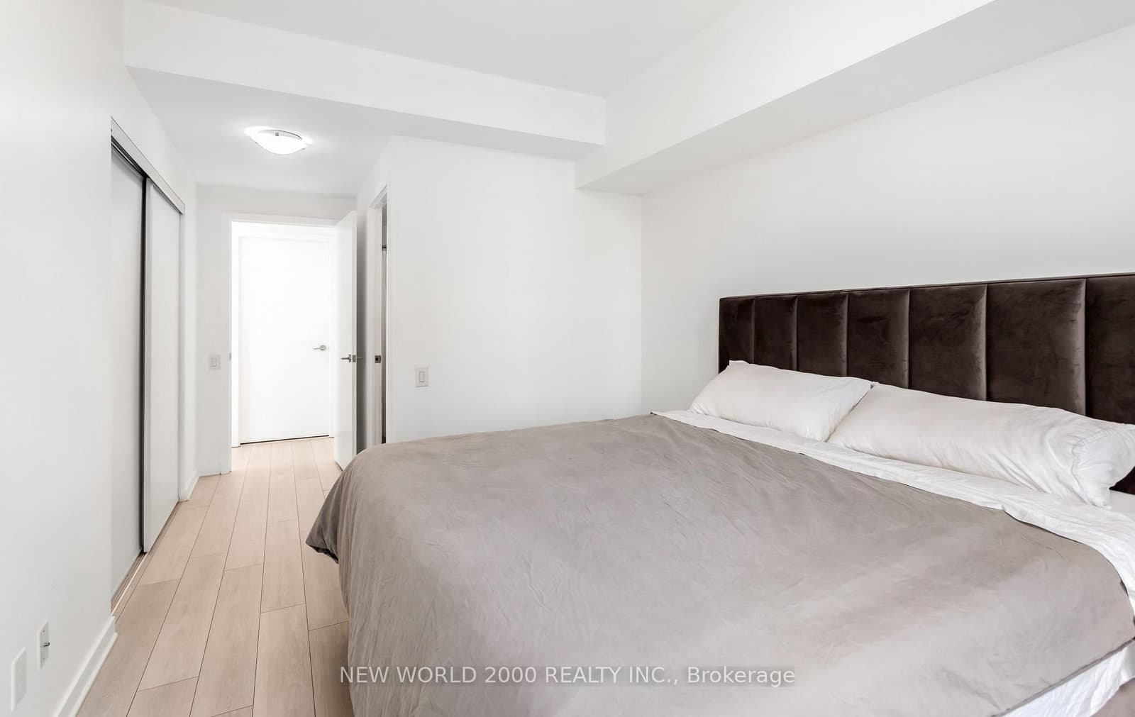 105 The Queens Way, Unit 1902 thumbnail 37