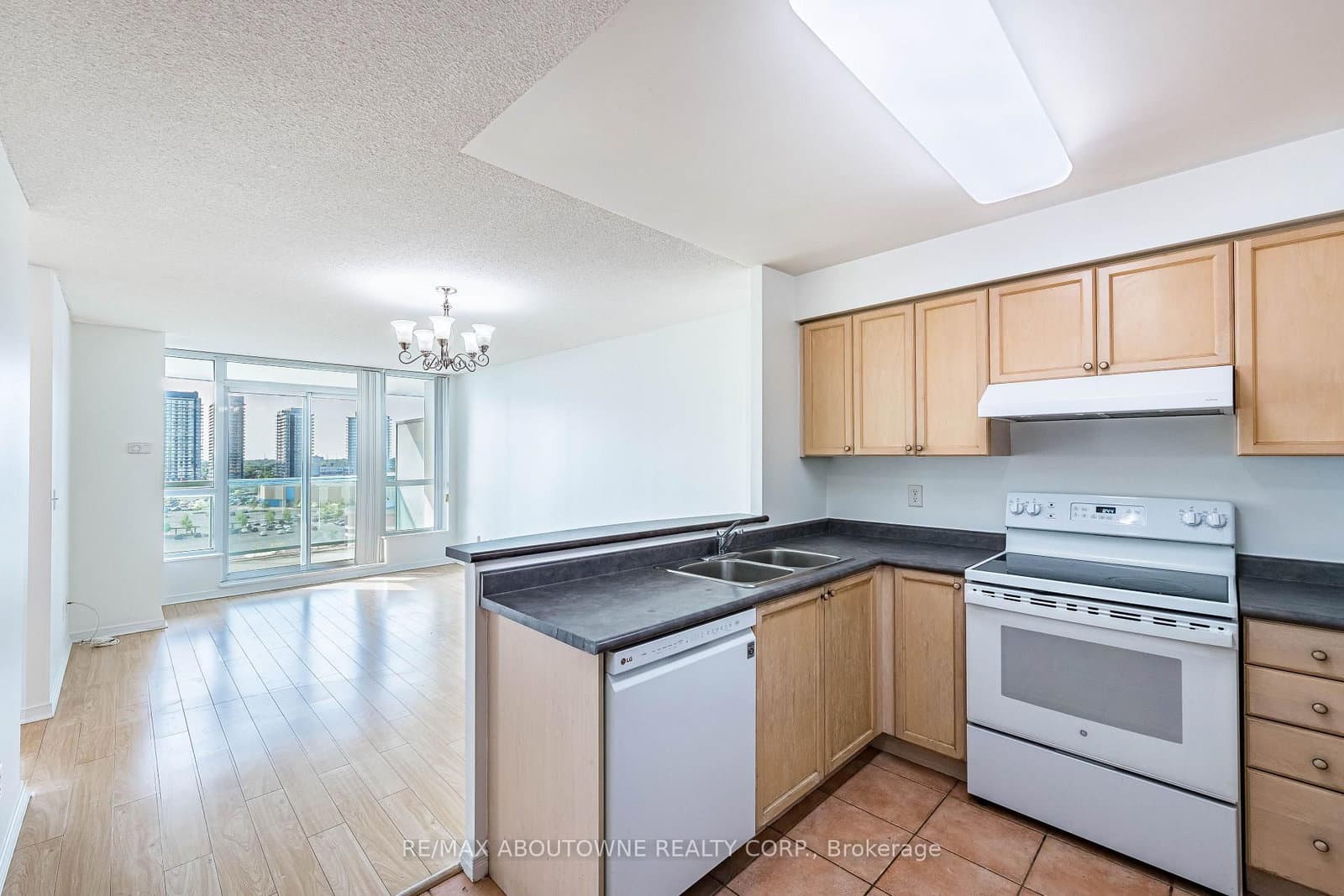 2585 Erin Centre Boulevard, Unit 1102 thumbnail 13