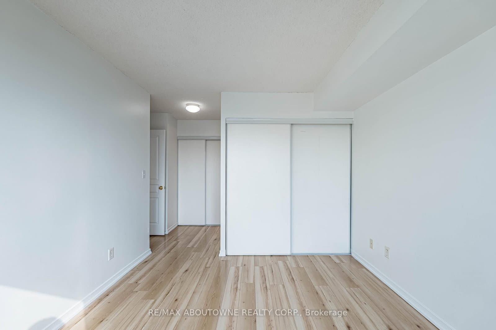 2585 Erin Centre Boulevard, Unit 1102 thumbnail 18