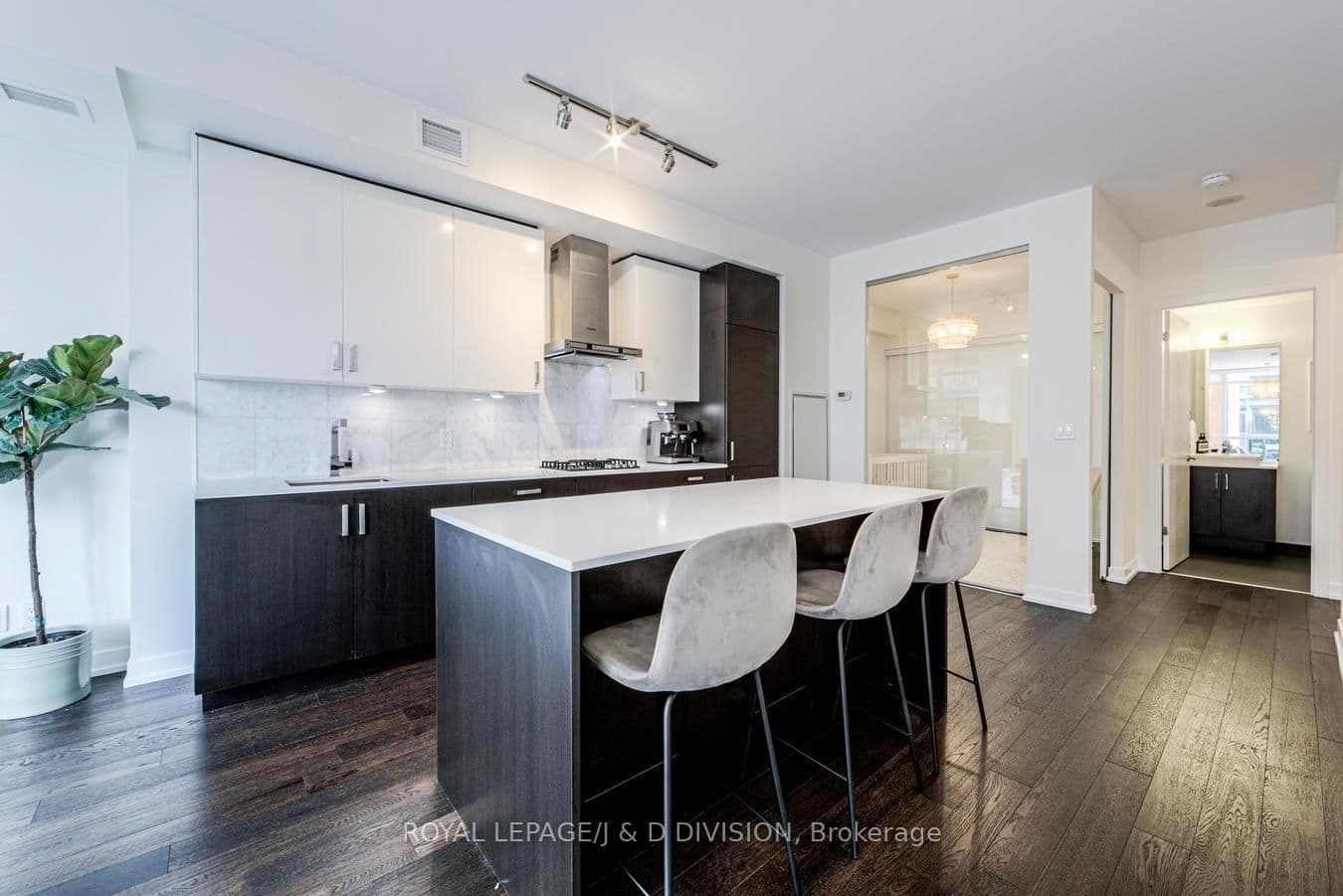 36 Howard Park Avenue, Unit 503 thumbnail 6