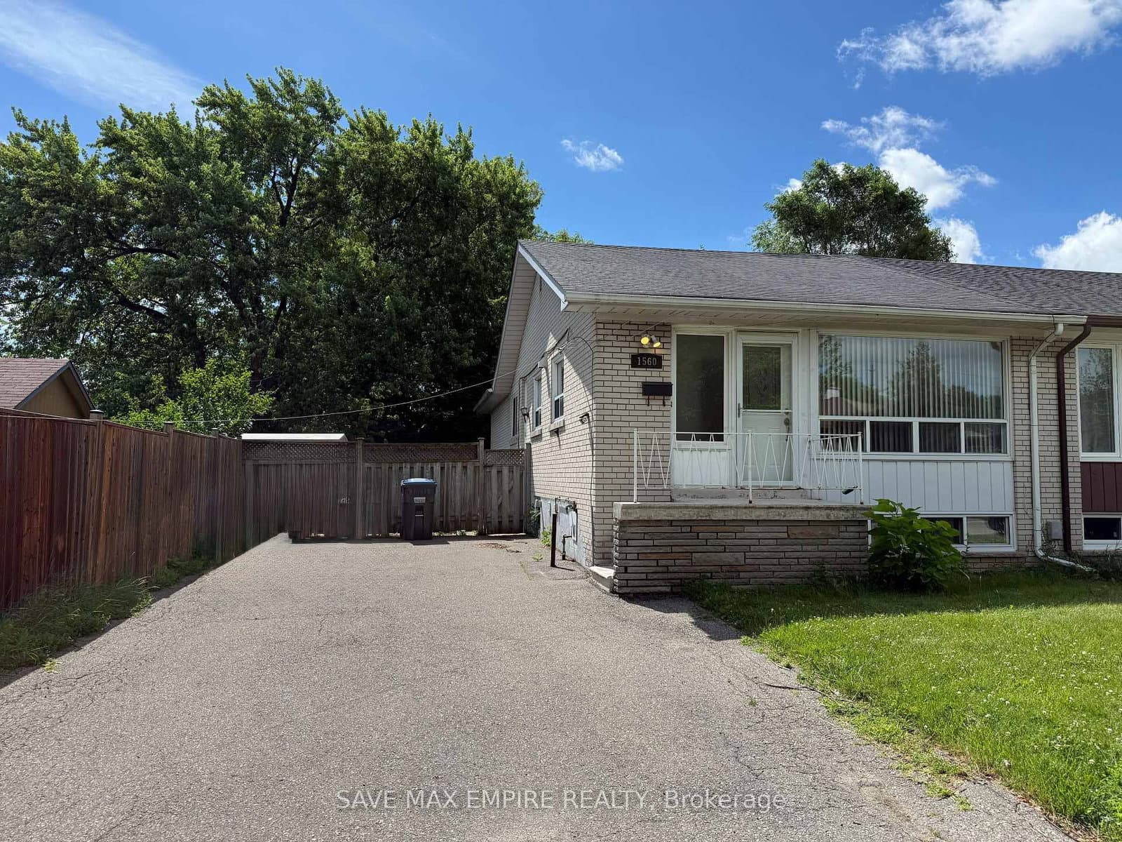 1560 Sandgate Crescent thumbnail 2