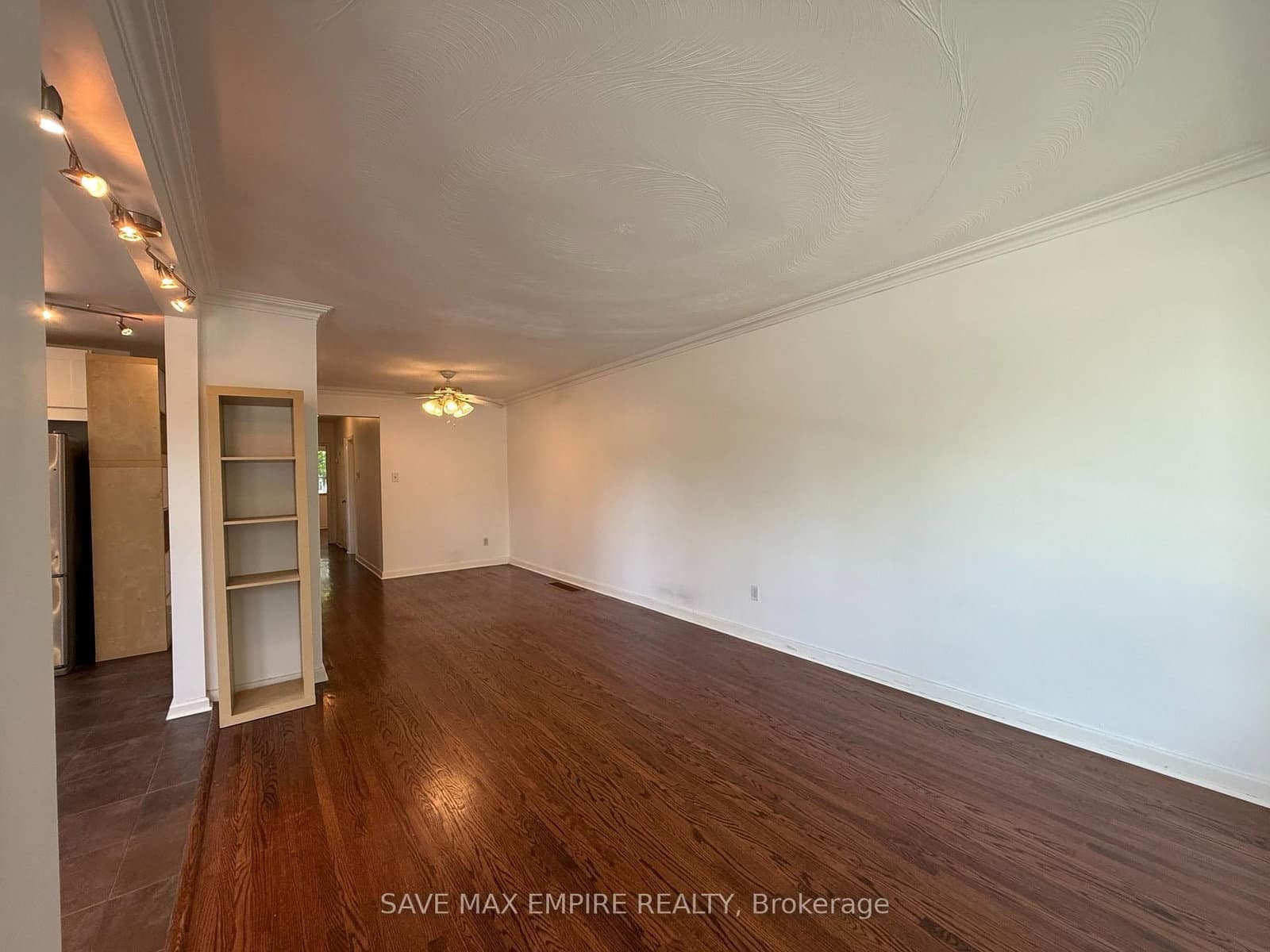 1560 Sandgate Crescent thumbnail 5